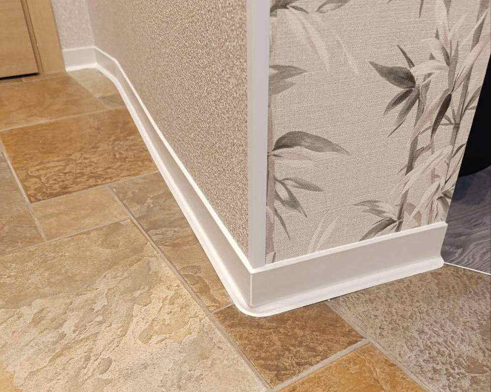 Плинтус ХДФ Dollken S100 100 мм х 2,575м 1248 Бело-серый