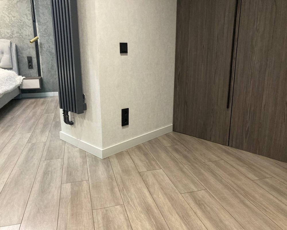 Плинтус из полистирола высокой плотности Волшебная Палочка. Окрашенная. 80мм 2м. RAL 9005