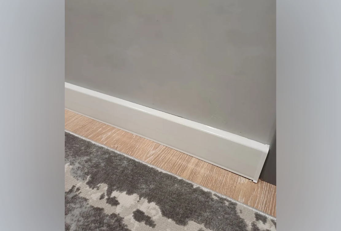 Плинтус ПВХ со съемной панелью Идеал Деконика 85мм 2,2м 255 Ясень бьянко