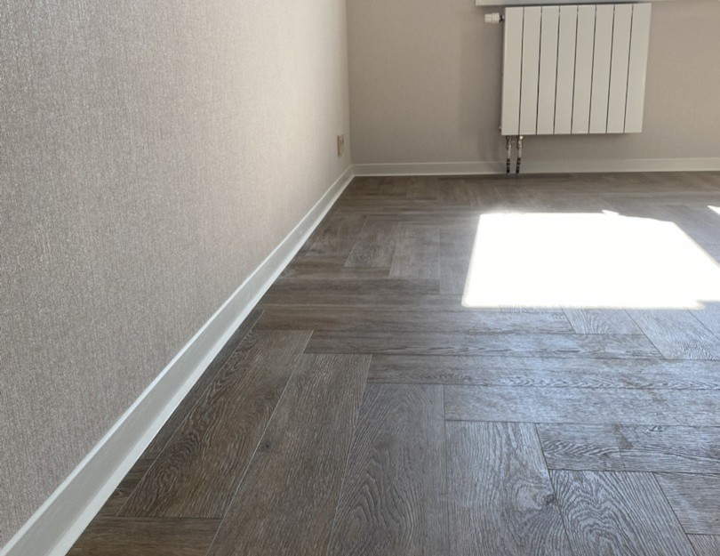 Плинтус ХДФ Dollken S100 100 мм х 2,575м 1248 Бело-серый