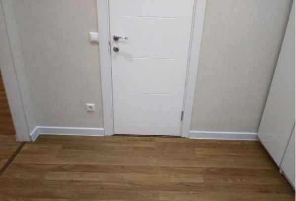 Плинтус ПВХ со съемной панелью Идеал Деконика 85 мм 001-G Белый глянцевый