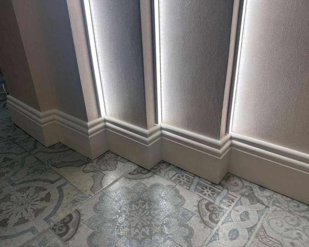 Плинтус из полистирола высокой плотности Волшебная палочка . 80мм 2м. RAL 9003. Окрашенная