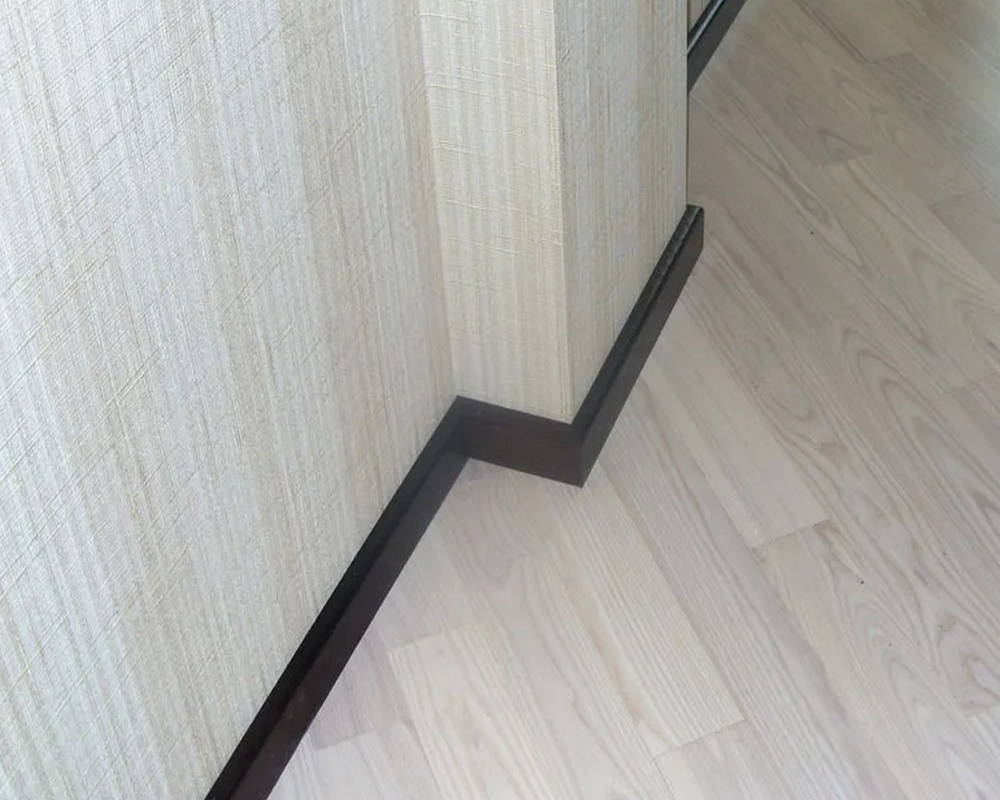 Плинтус из полистирола высокой плотности  Волшебная палочка . 80мм 2м. RAL 9005. Окрашенная