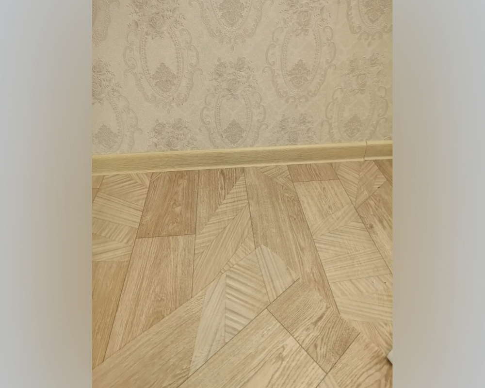 Плинтус ПВХ со съемной панелью Идеал Деконика 70 мм 213 Дуб северный