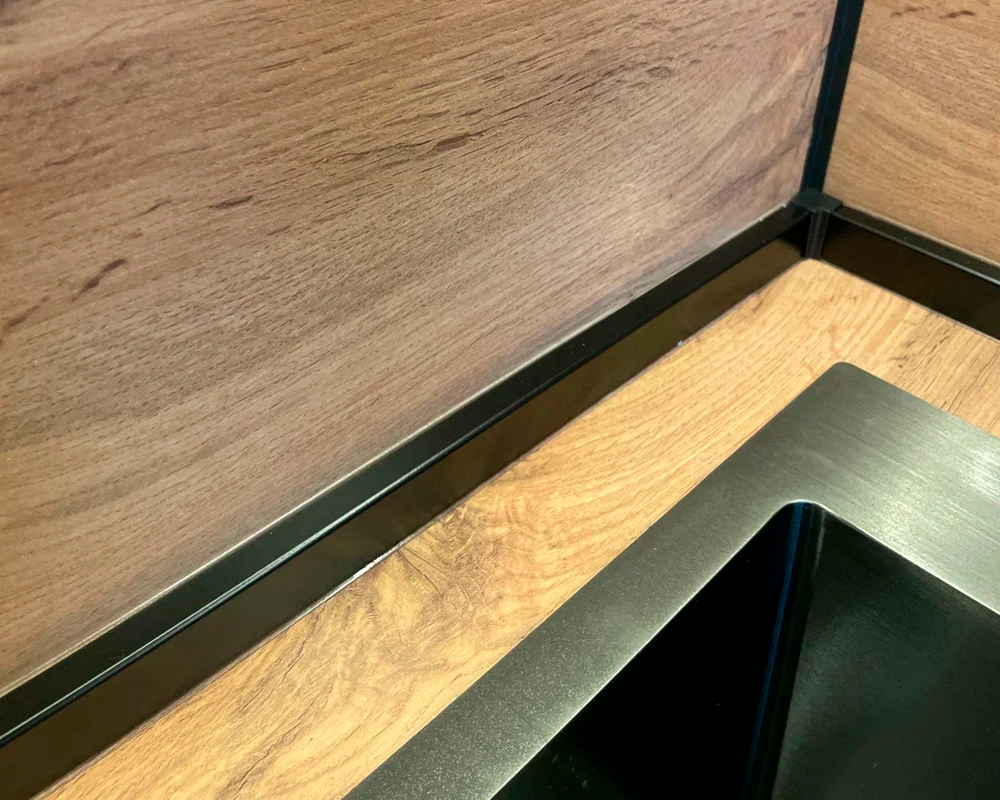 Кухонный плинтус Thermoplast AP630-1905 Чёрный глянец