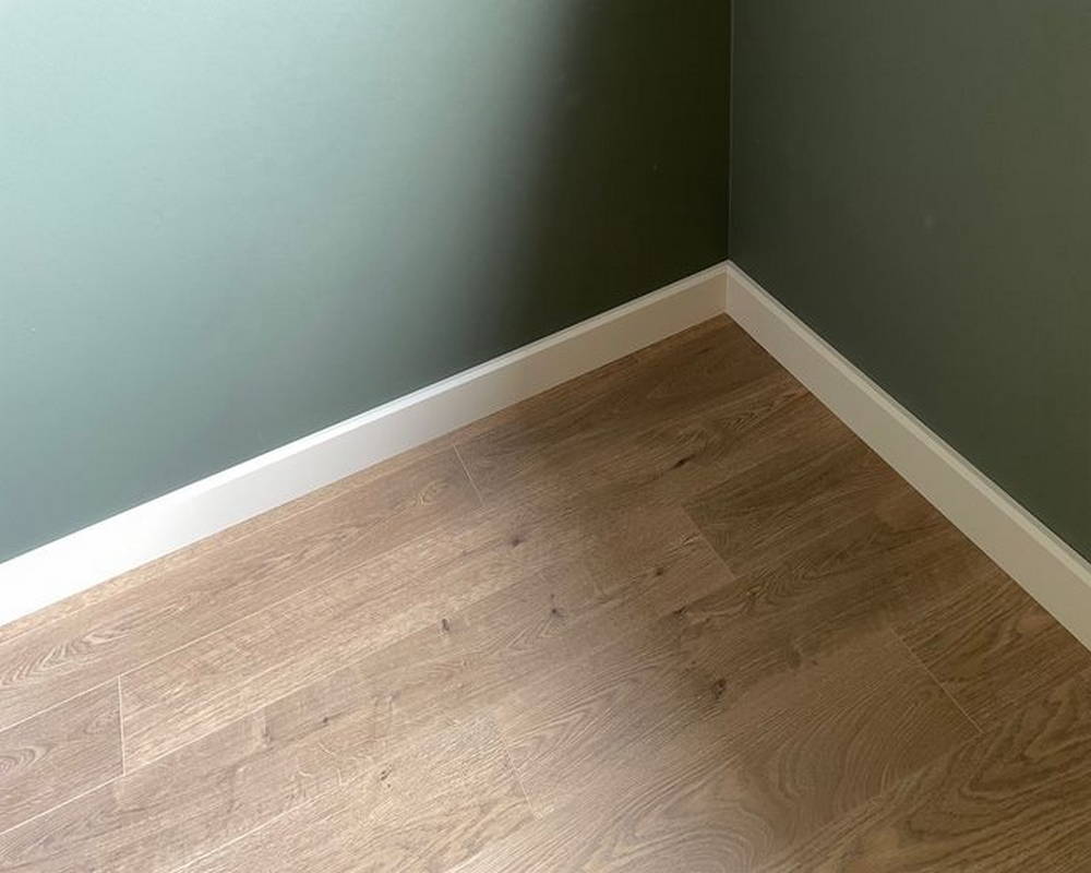 Плинтус полистирол высокой плотности Волшебная Палочка MSPOL 123 80*11*2000 Белый под покраску