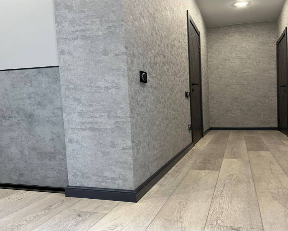 Плинтус из полистирола высокой плотности  Волшебная палочка . 80мм 2м. RAL 9005. Окрашенная