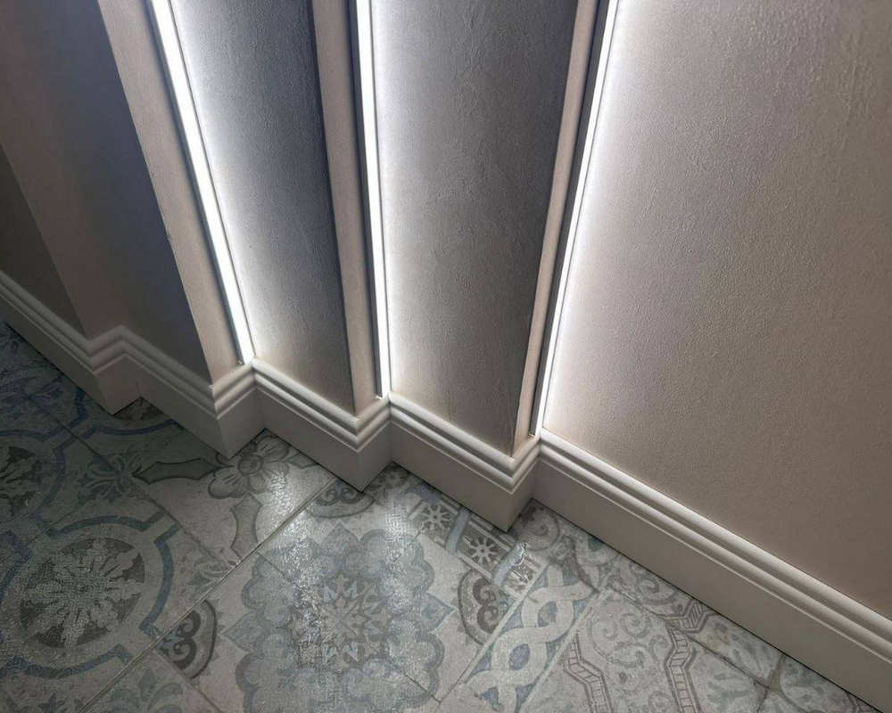 Плинтус из полистирола высокой плотности  Волшебная палочка . 80мм 2м. RAL 9005. Окрашенная