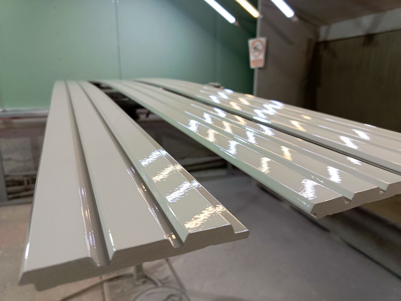 Стеновая панель HI WOOD белая. LV124 NP HI WOOD 120,0мм х 12,0мм х 2,7м. Окраска включена в стоимость