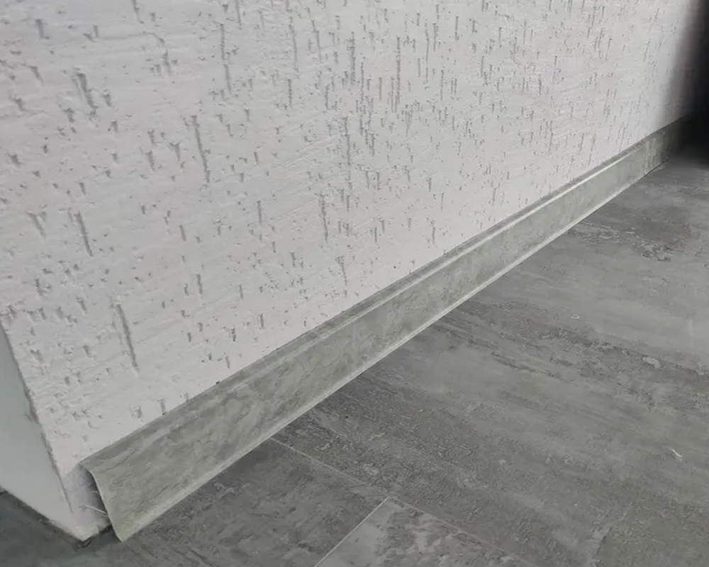 Плинтус ПВХ со съемной панелью Идеал Деконика 70 мм 186 Алюминий