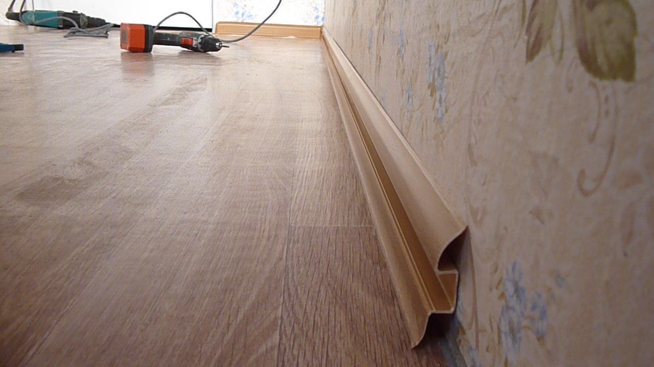 Плинтус ПВХ Волшебная палочка 58мм 2,2м 5817