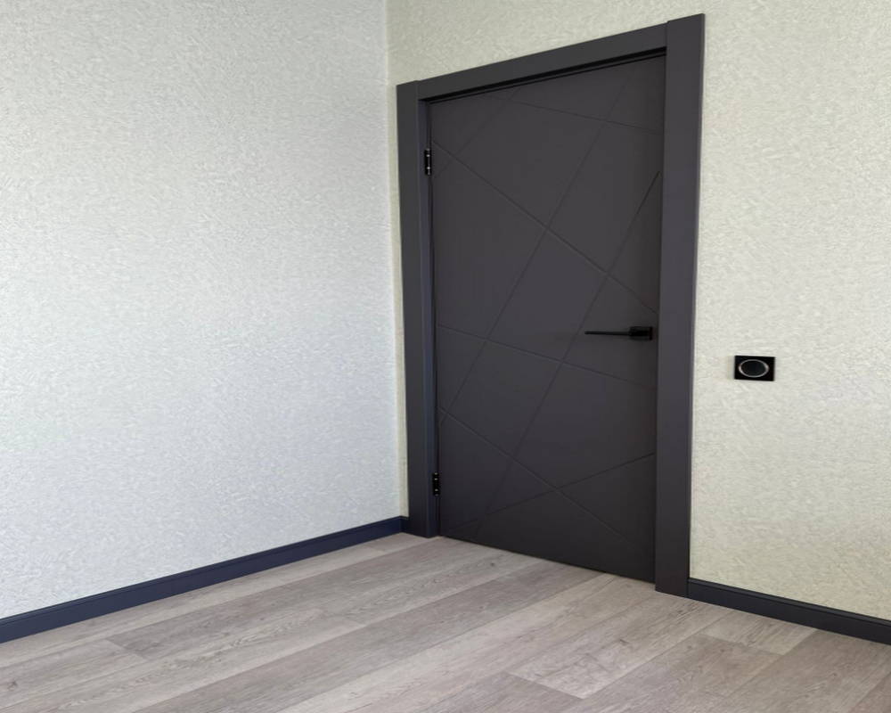 Плинтус из полистирола высокой плотности  Волшебная палочка . 80мм 2м. RAL 9005. Окрашенная