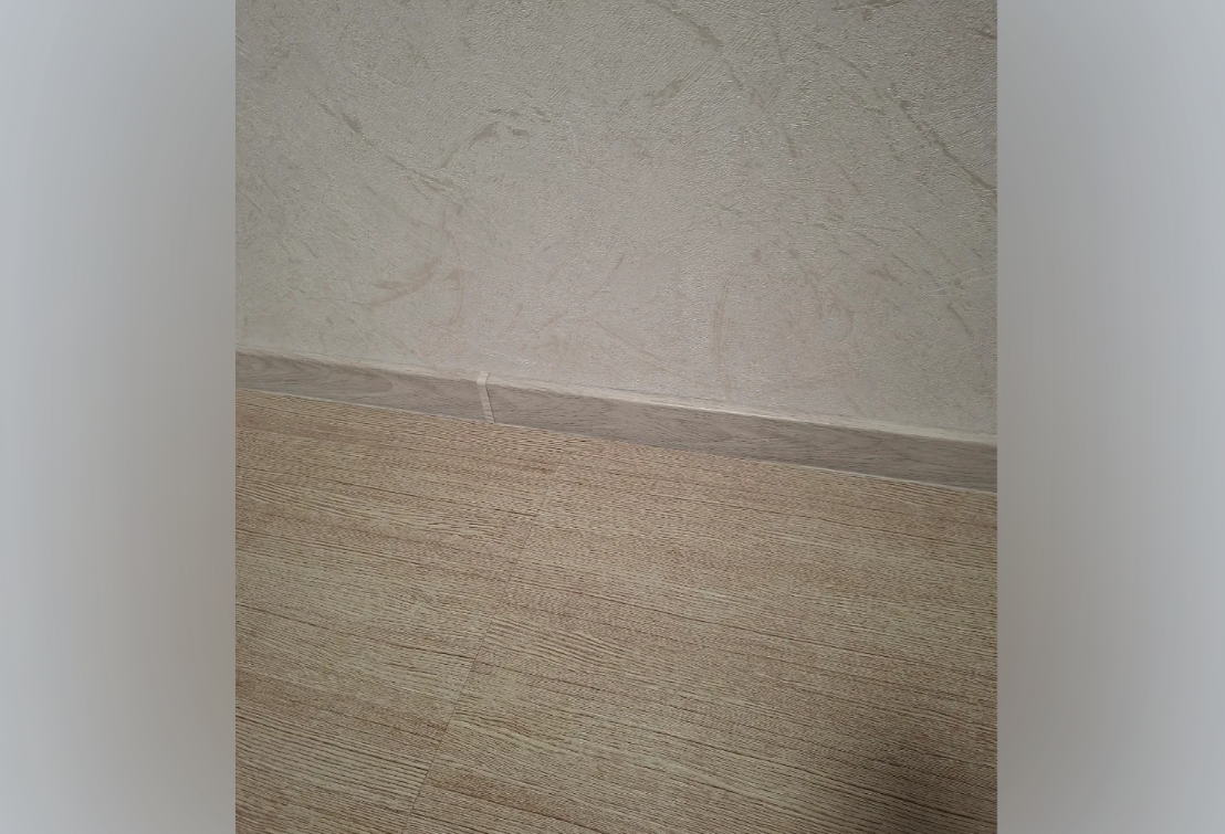 Плинтус ПВХ со съемной панелью Идеал Деконика 85 мм 294 Орех антик