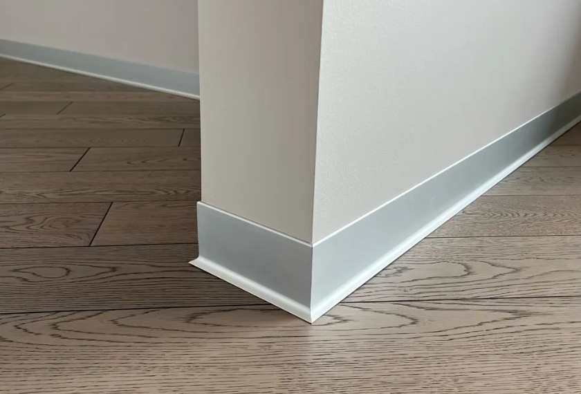 Плинтус алюминиевый Пл 100.2500.01лк Серебро