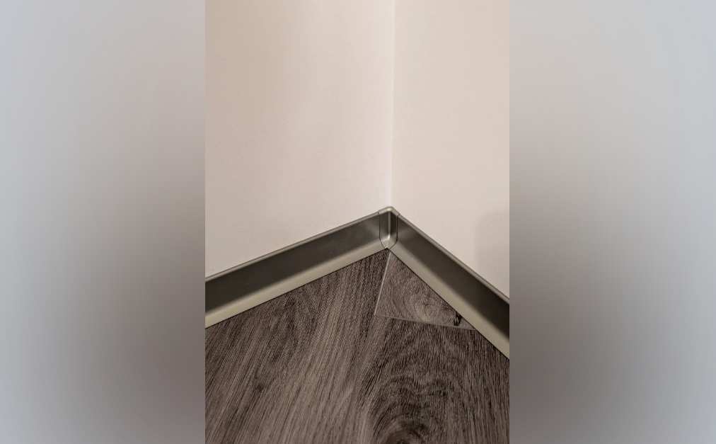 Плинтус алюминиевый Пл 60.2500.042лк Шампань