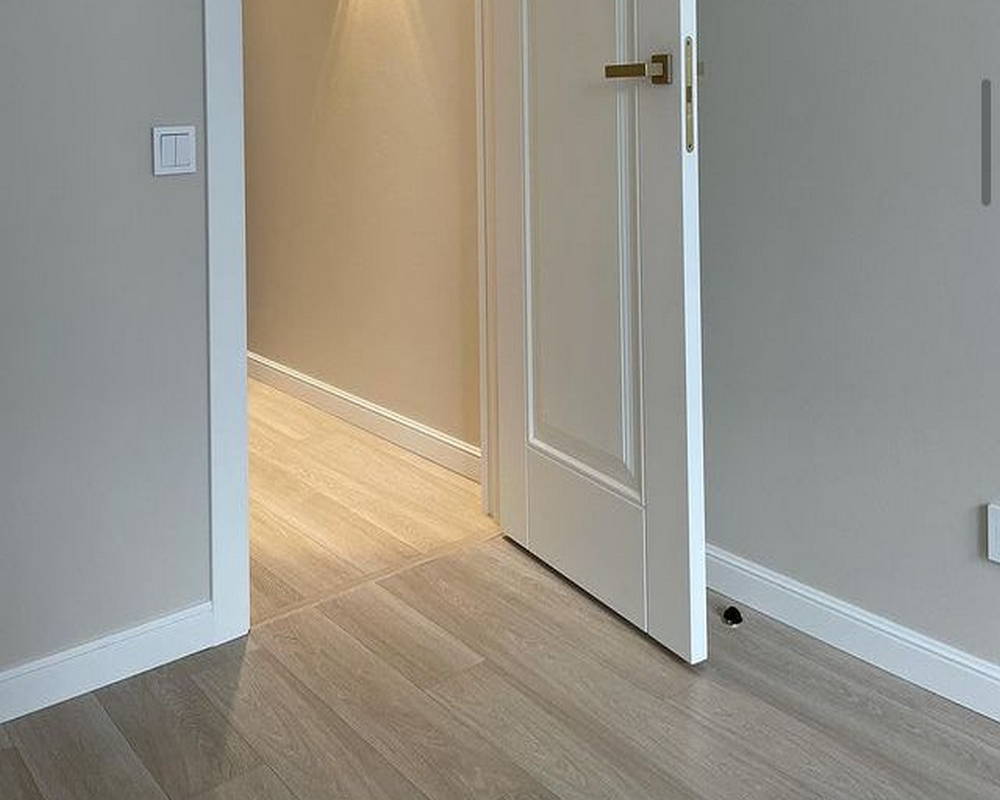 Плинтус ПОЛИСТИРОЛ HI WOOD B136 136мм х 18мм х 2,0м. Окраска включена в стоимость