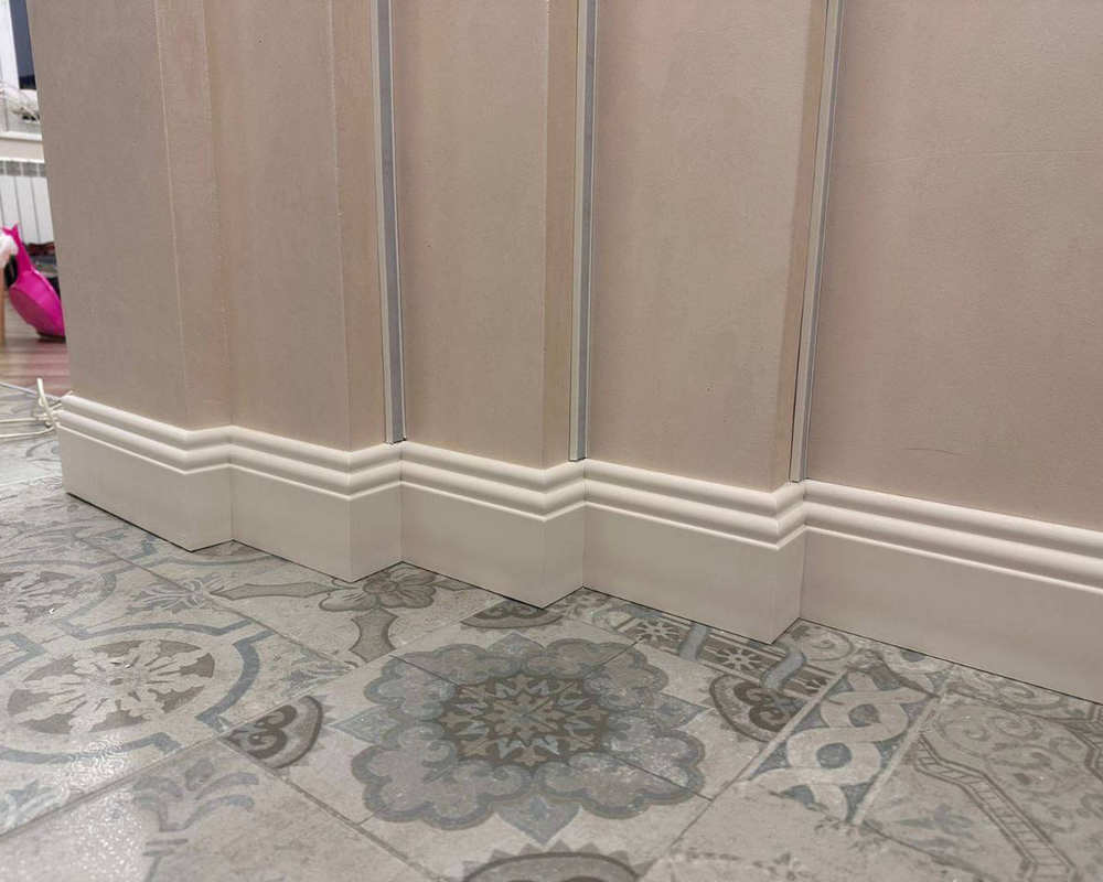 Плинтус из полистирола высокой плотности  Волшебная палочка . 80мм 2м. RAL 9005. Окрашенная