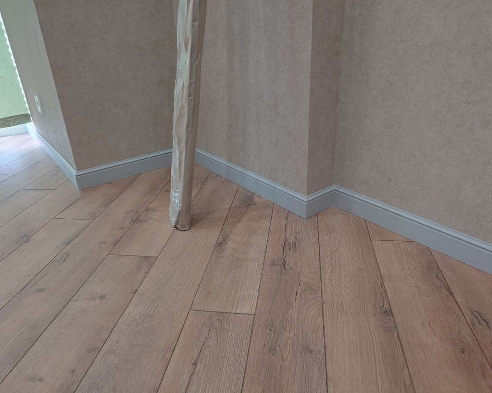 Плинтус из полистирола высокой плотности HI WOOD B80C 80мм х 11мм х 2,0м.