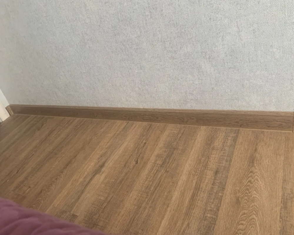 Плинтус ПВХ со съемной панелью Идеал Деконика 70 мм 213 Дуб северный