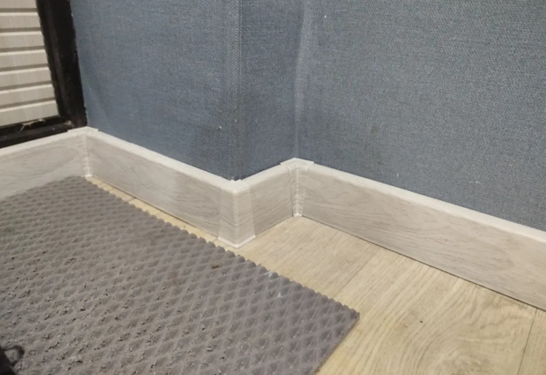 Плинтус ПВХ со съемной панелью Идеал Деконика 70 мм 033 Кремово - белый