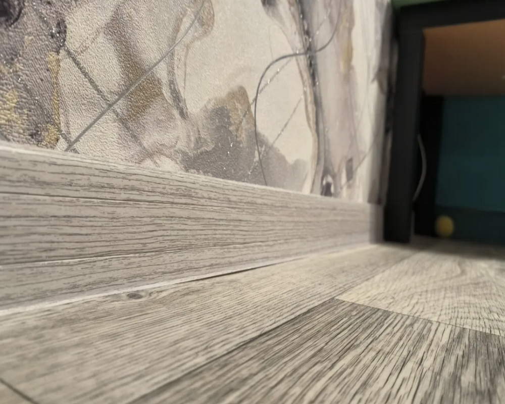 Плинтус со съемной панелью ПВХ Деконика ИДЕАЛ 55мм 2,2м. 253 Ясень серый