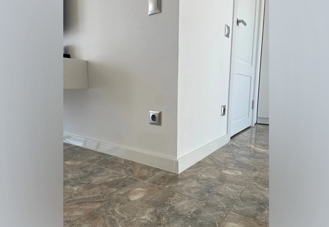 Плинтус ПВХ со съемной панелью Идеал Деконика 85мм 2,2м 255 Ясень бьянко