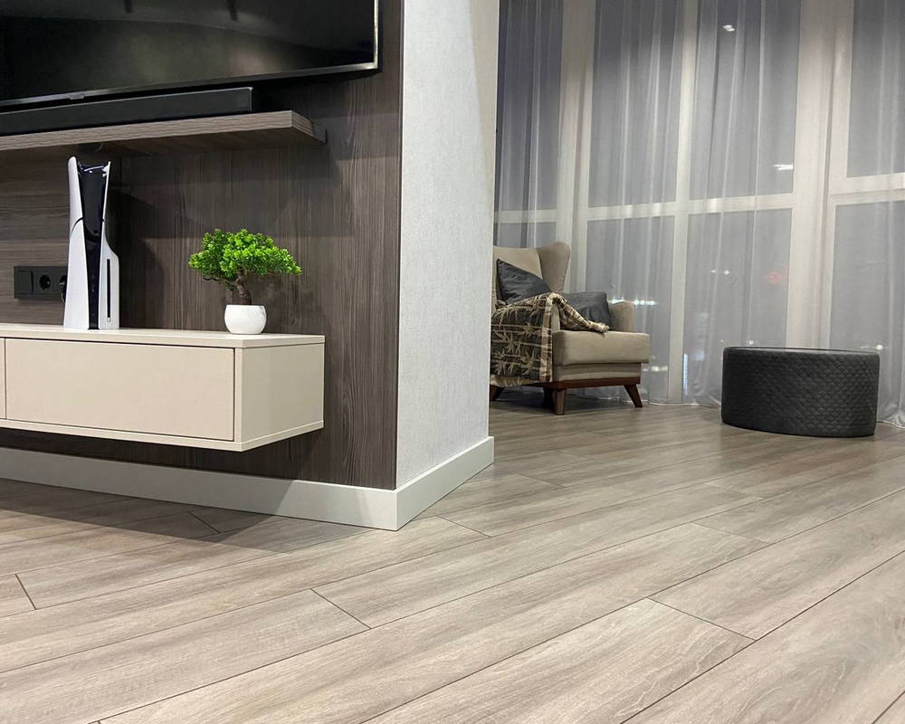 Плинтус из полистирола высокой плотности Волшебная палочка. Окрашенная. 80мм 2м. NCS 2002G