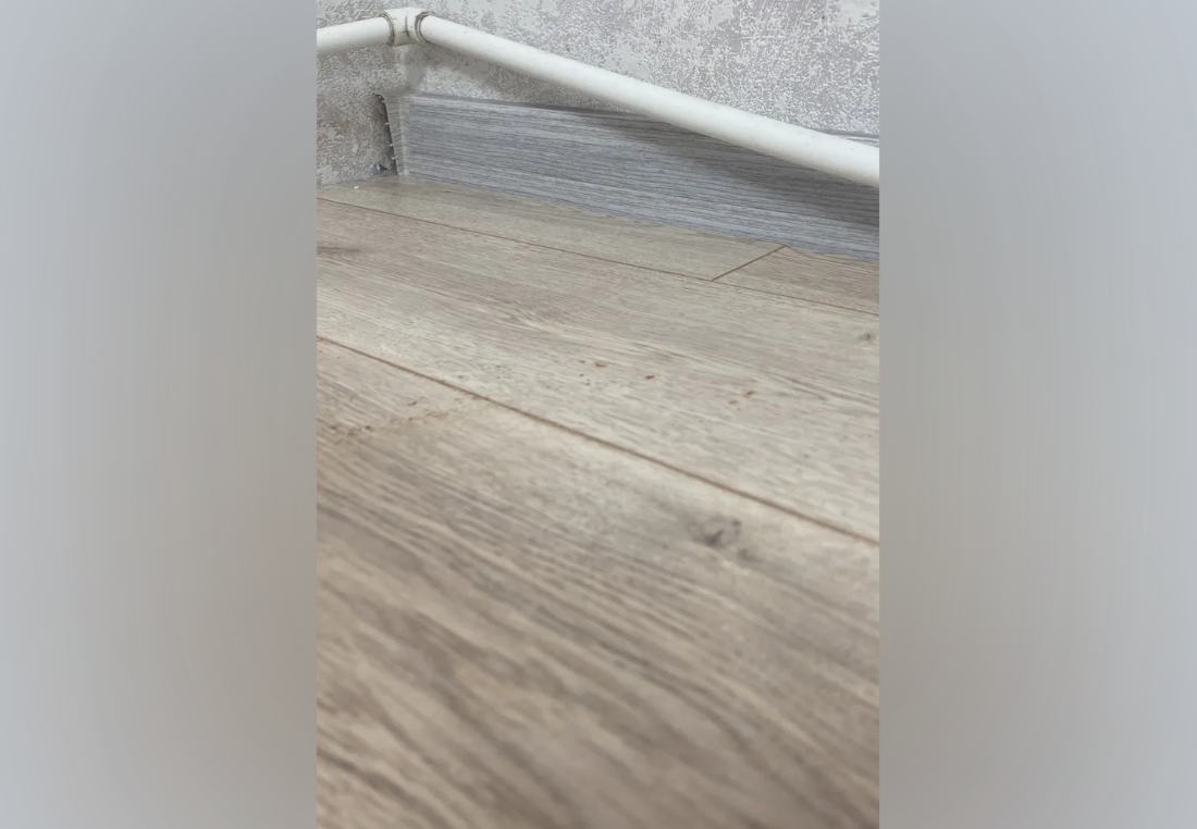 Плинтус со съемной панелью ПВХ Деконика ИДЕАЛ 55мм 2,2м 294 Орех антик