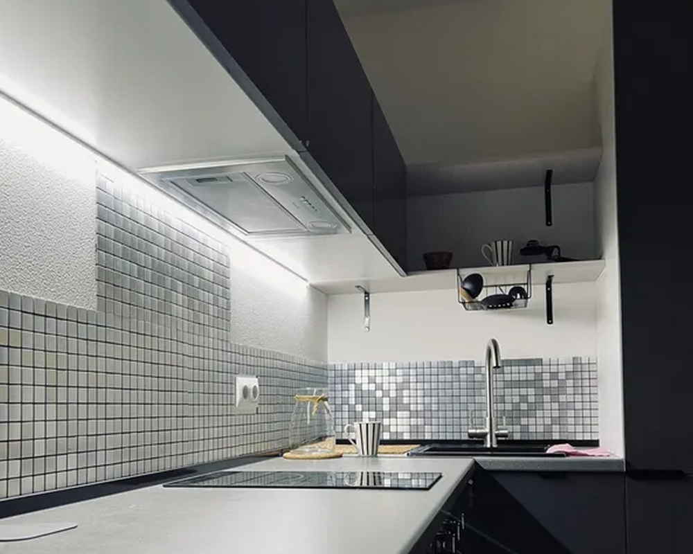 Кухонный плинтус Thermoplast AP630-1905 Чёрный глянец