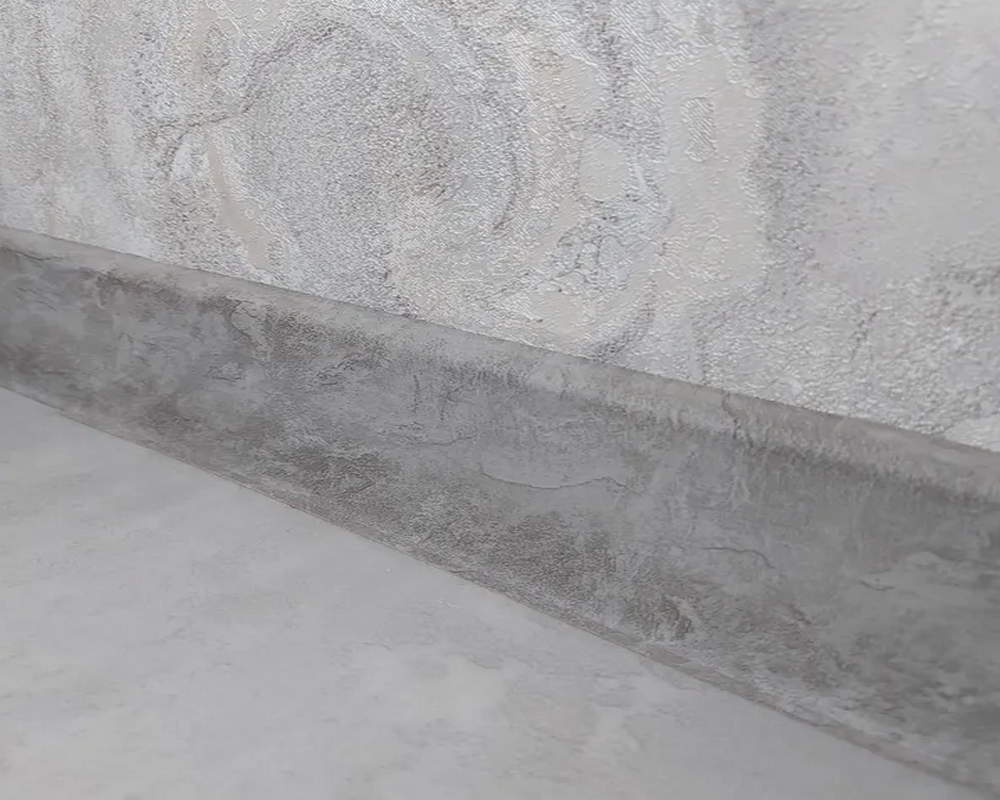 Плинтус ПВХ со съемной панелью Идеал Деконика 70 мм 002 Светло - серый