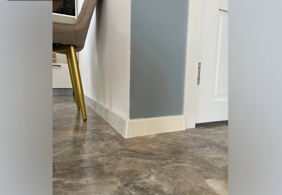 Плинтус ПВХ со съемной панелью Идеал Деконика 70 мм 033 Кремово - белый