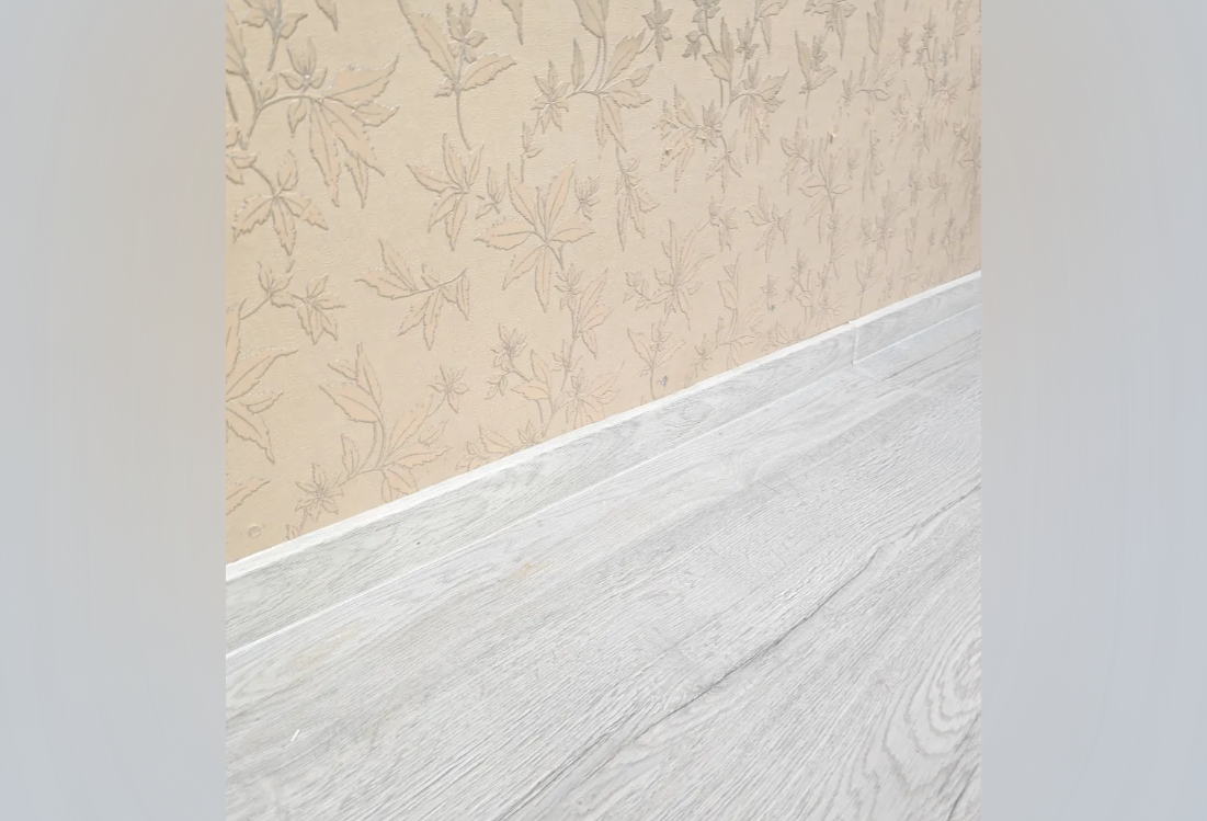 Плинтус ПВХ со съемной панелью Идеал Деконика 85мм 2,2м 255 Ясень бьянко