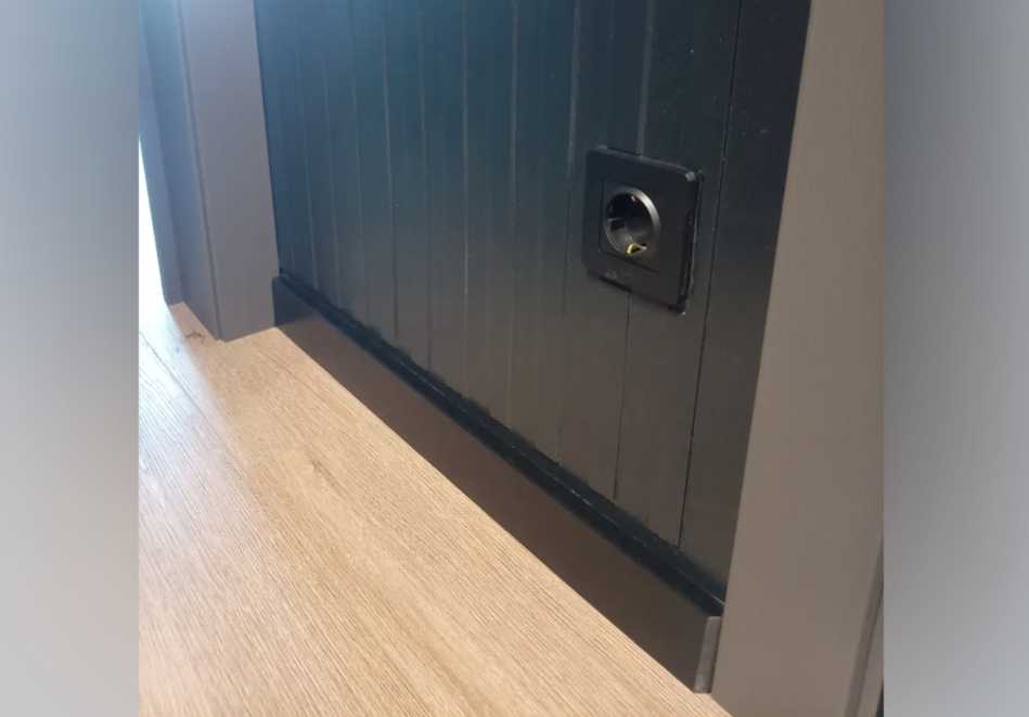 Плинтус МДФ Лука Пл 100-1МДФ.2700.Point line 24032