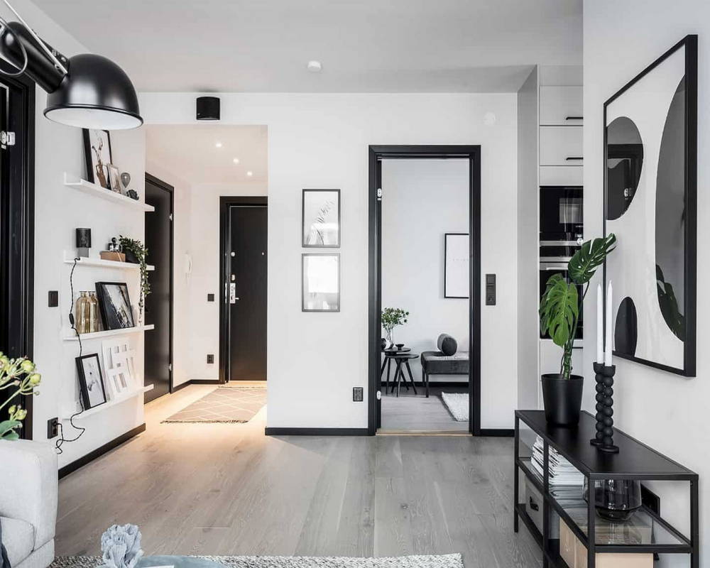 Плинтус из полистирола высокой плотности  Волшебная палочка . 80мм 2м. RAL 9005. Окрашенная