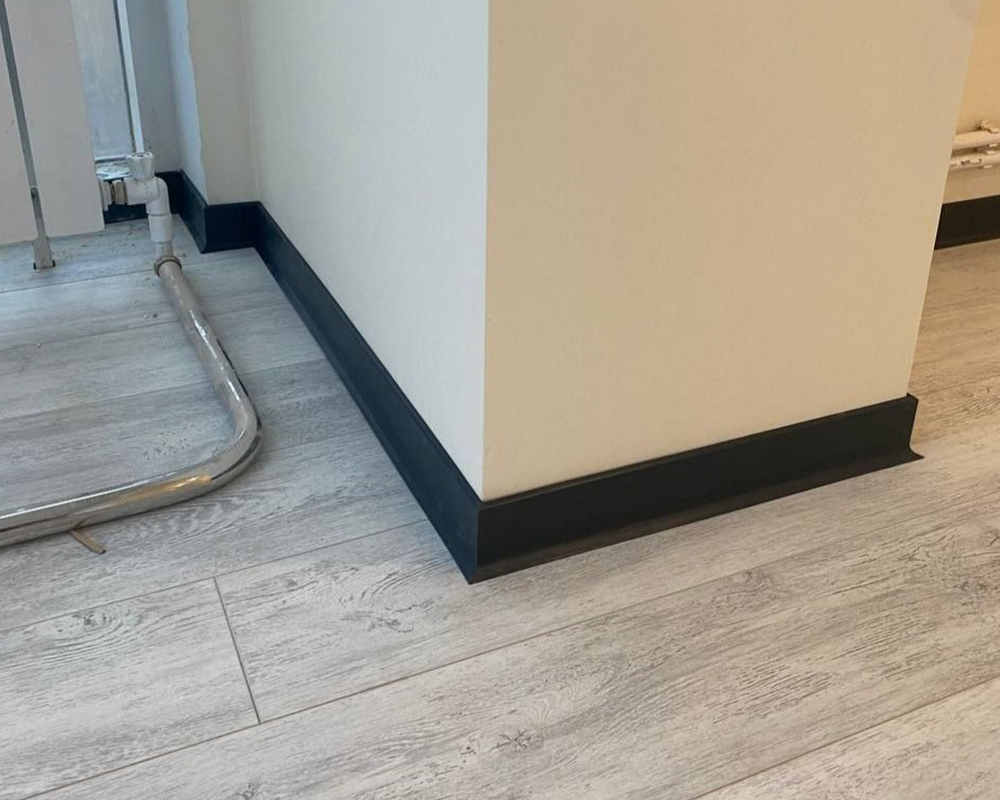 Плинтус ХДФ Dollken S60 60 мм х 2,575м 1001 Чёрный