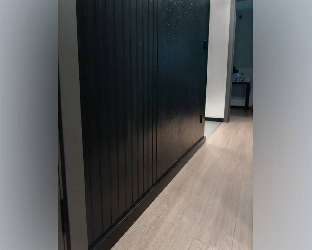 Плинтус из полистирола высокой плотности  Волшебная палочка . 80мм 2м. RAL 9005. Окрашенная