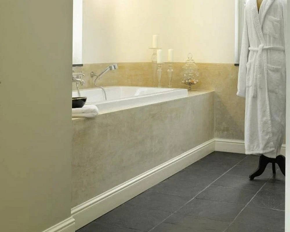 Плинтус из полистирола высокой плотности  Волшебная палочка . 80мм 2м. RAL 9005. Окрашенная