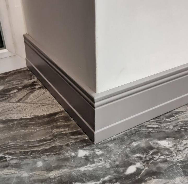 Плинтус из полистирола высокой плотности HI WOOD B95 94,5мм х 17мм х 2,0м.