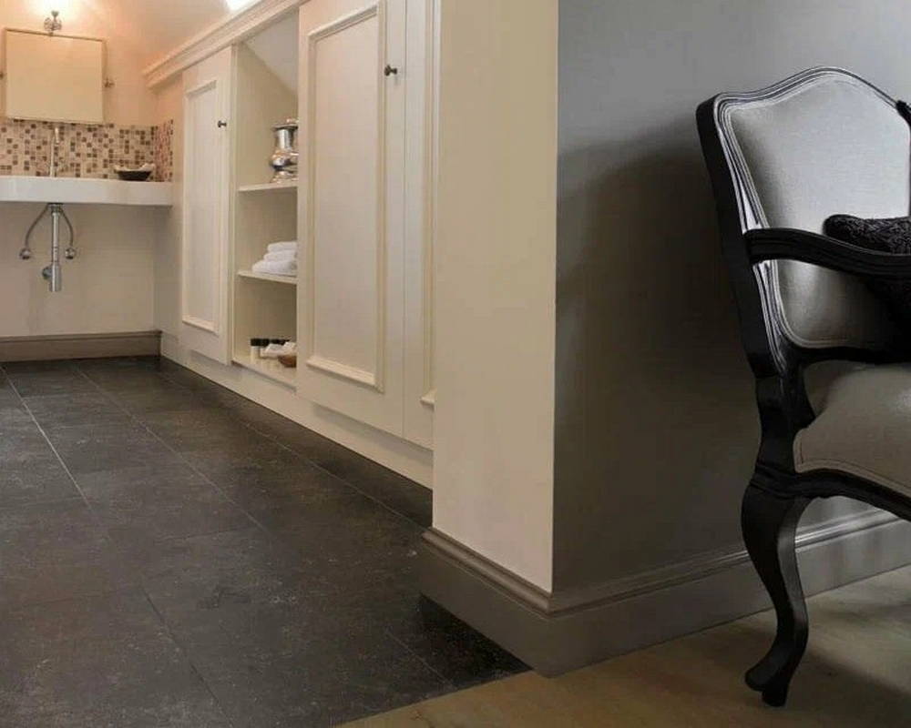 Плинтус из полистирола высокой плотности Волшебная палочка . 80мм 2м. RAL 9003. Окрашенная