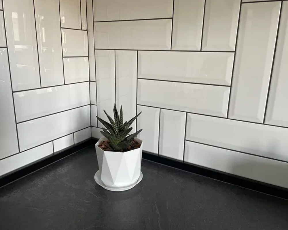 Кухонный плинтус Thermoplast AP630-1905 Чёрный глянец