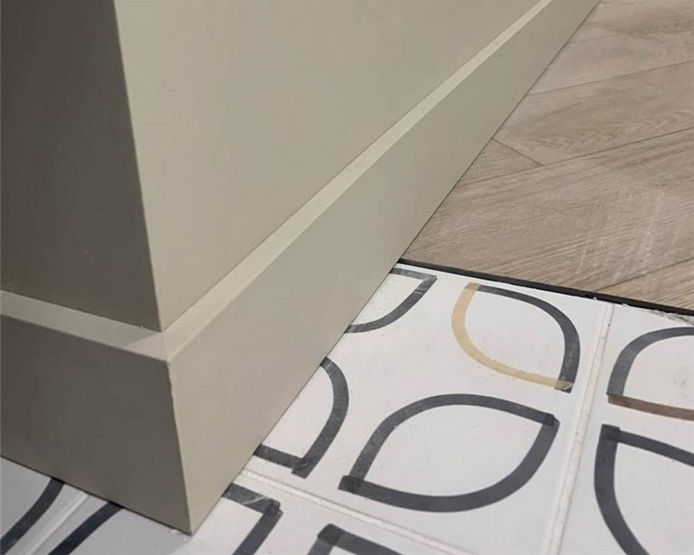 Плинтус из полистирола высокой плотности Волшебная Палочка. Окрашенная. 80мм 2м. RAL 9003